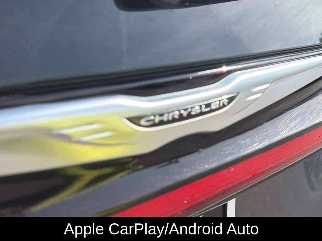Used 2023 Chrysler Pacifica Touring-L image 11
