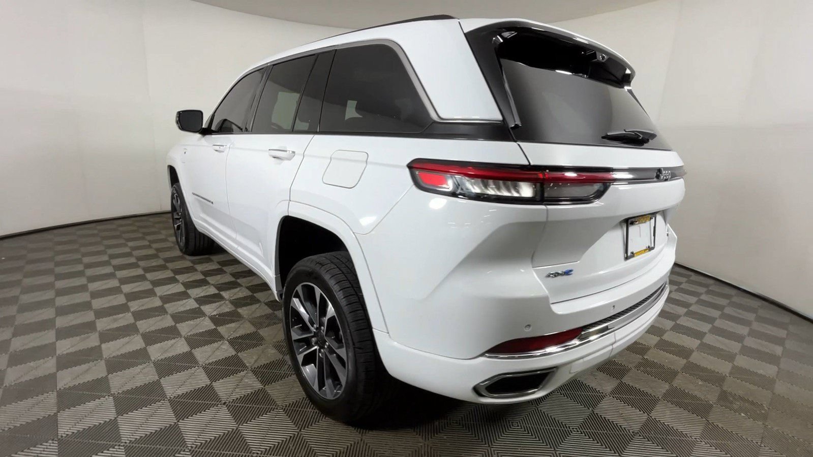 Used 2023 Jeep Grand Cherokee Overland w/ Luxury Tech Group IV AWD/4WD image 8