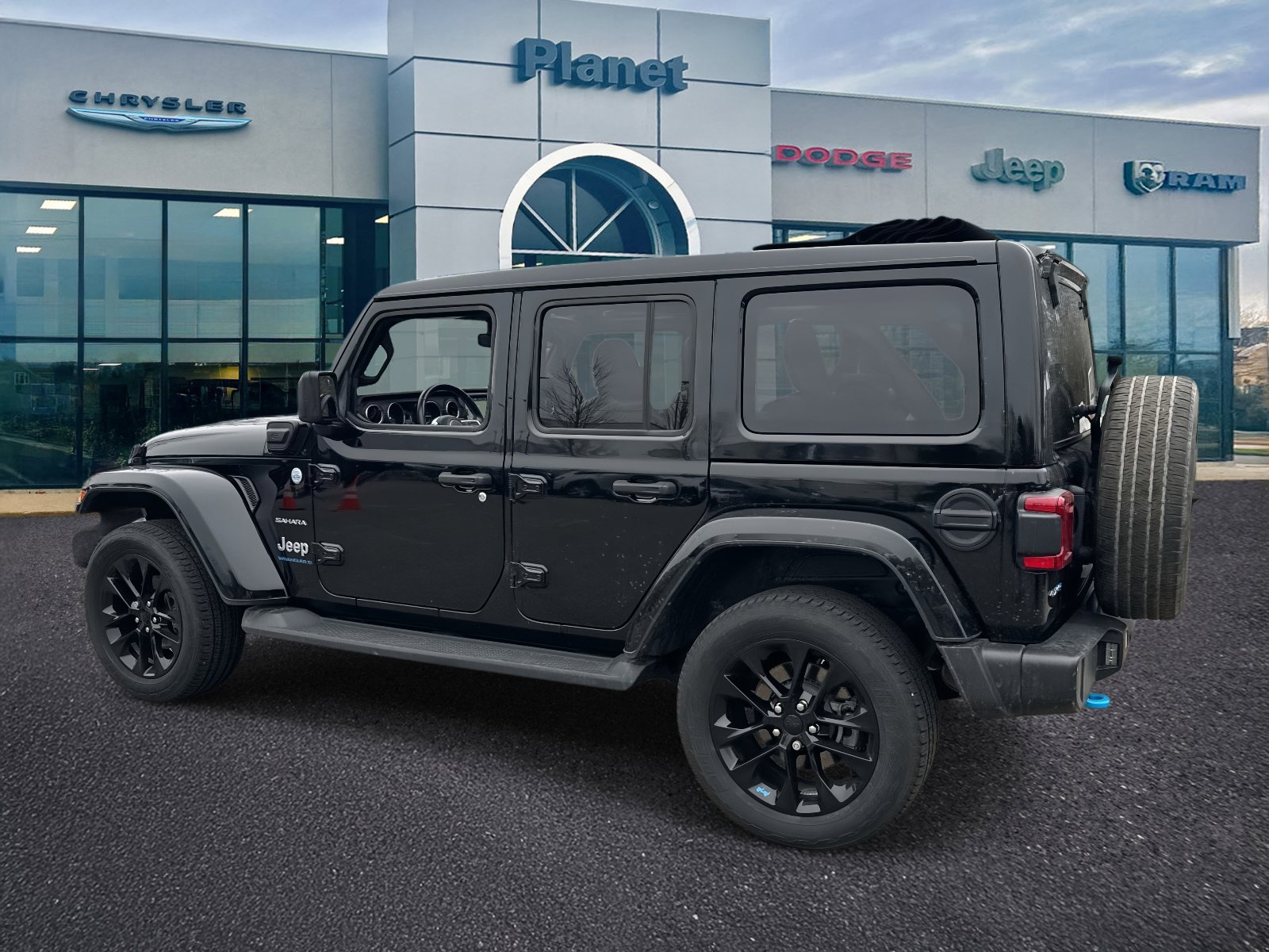 Used 2023 Jeep Wrangler Unlimited Sahara w/ Cold Weather Group image 3