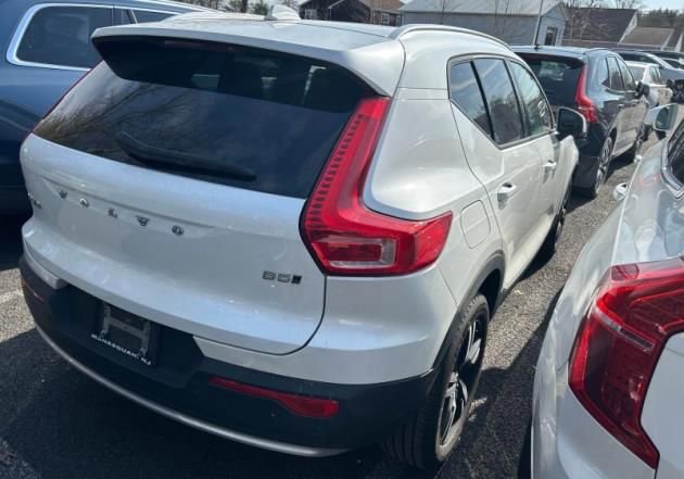 Used 2023 Volvo XC40 B5 Core w/ Convenience Package AWD/4WD image 4