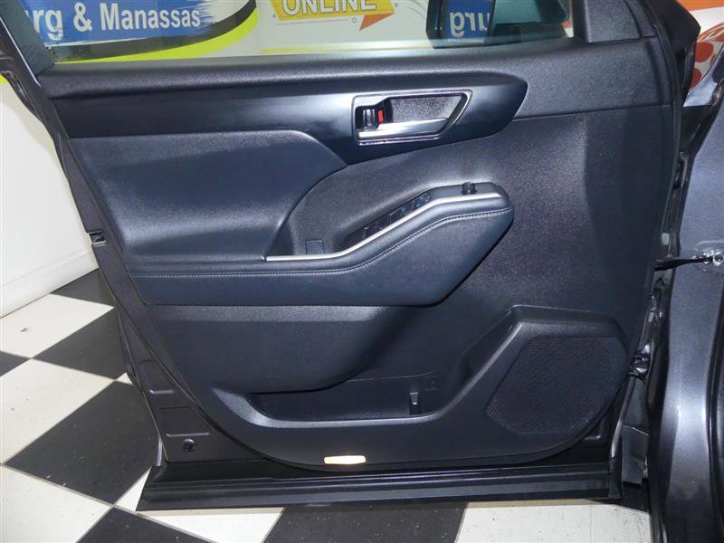 Used 2021 Toyota Highlander XLE image 24