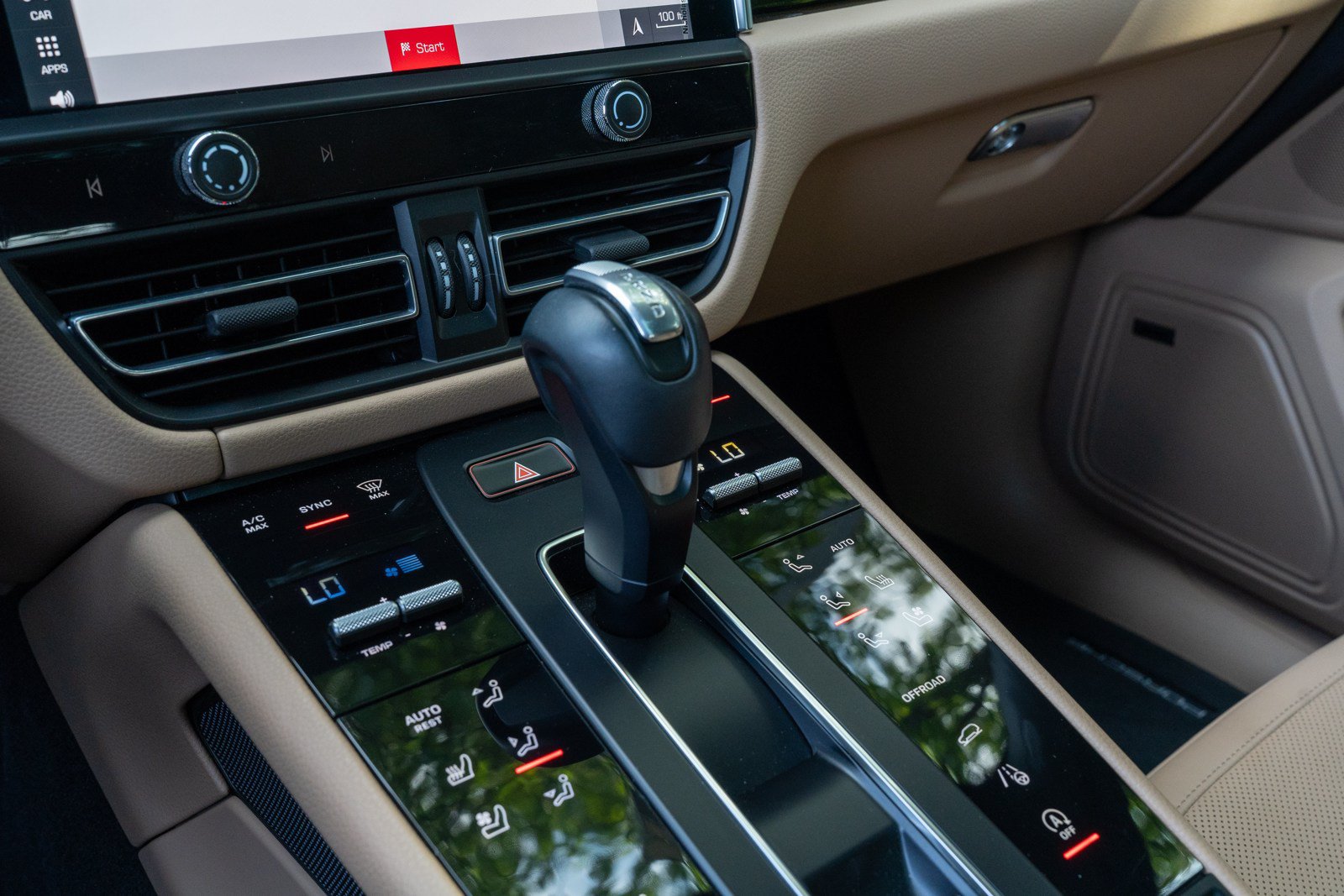 Certified 2024 Porsche Macan AWD/4WD image 30