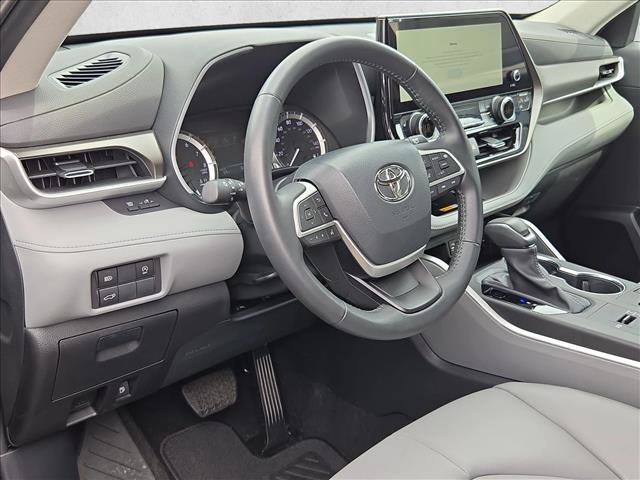 Used 2023 Toyota Highlander XLE FWD image 8