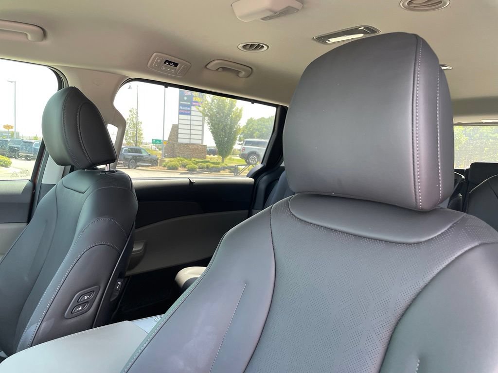 New 2026 Kia Carnival EX FWD image 21