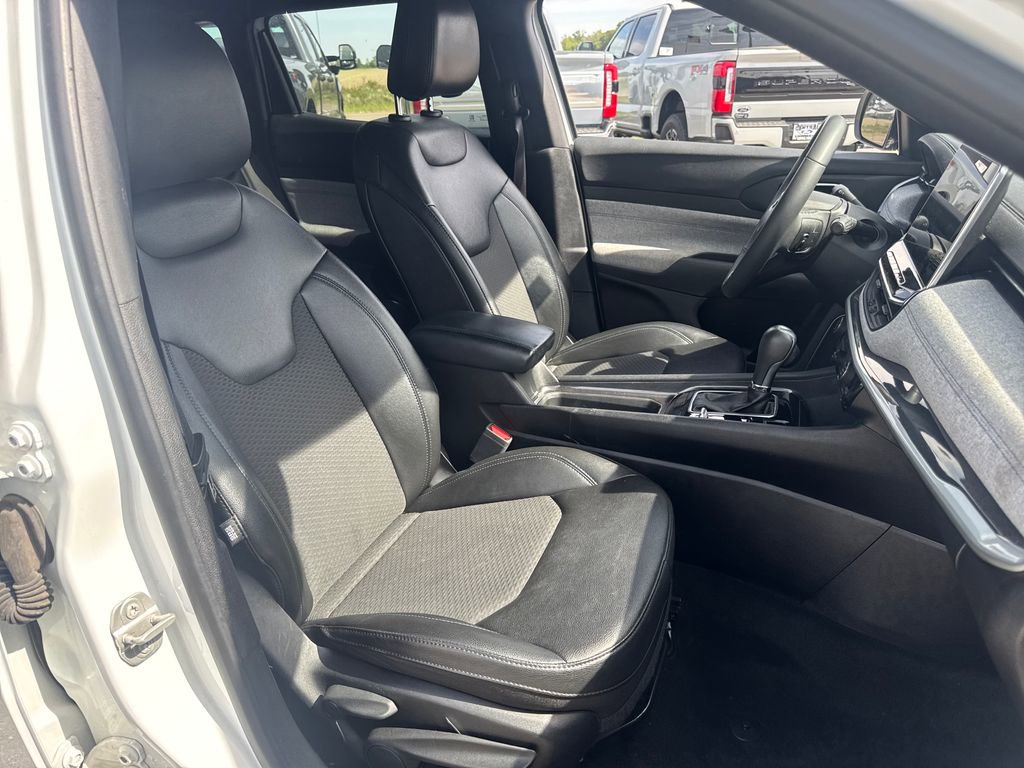 Used 2024 Jeep Compass Latitude AWD/4WD image 15
