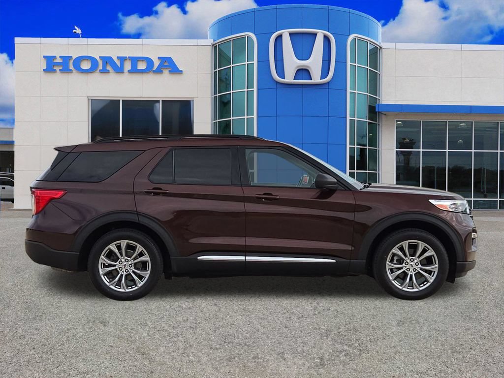Used 2020 Ford Explorer XLT w/ Equipment Group 202A AWD/4WD image 2