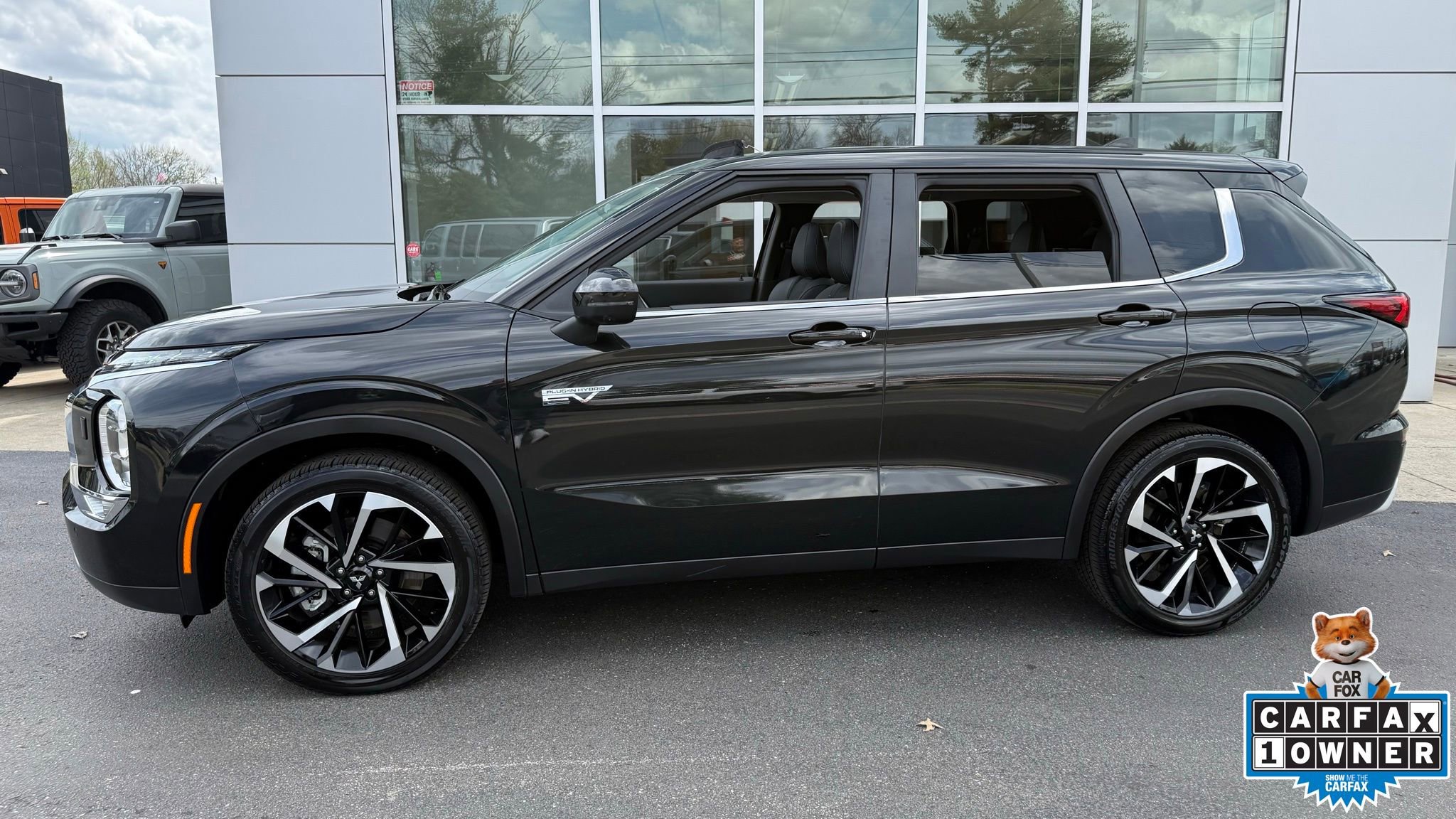 Used 2024 Mitsubishi Outlander SE image 1