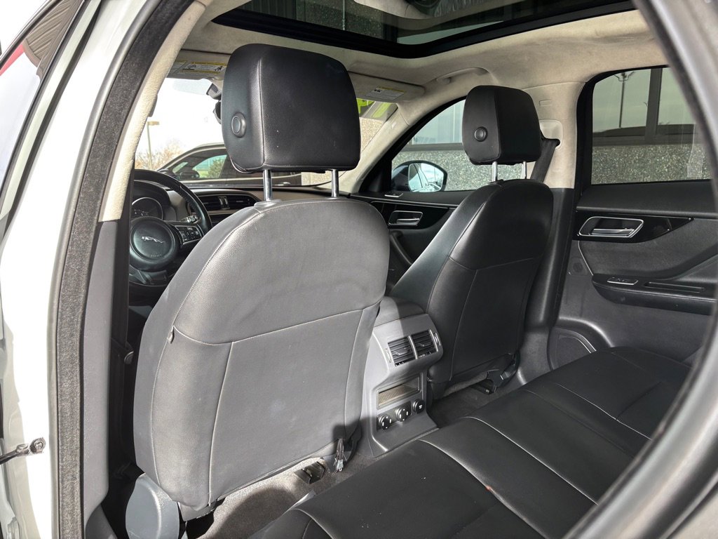 Used 2019 Jaguar F-PACE Premium image 15