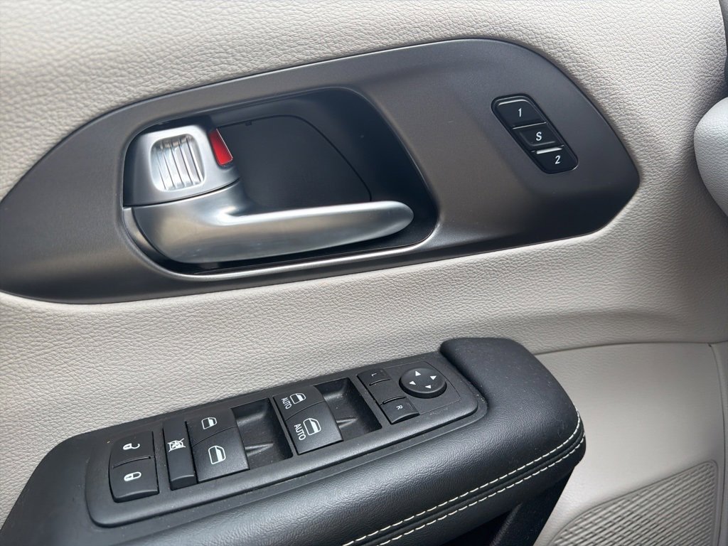 Used 2024 Chrysler Pacifica Touring-L image 23