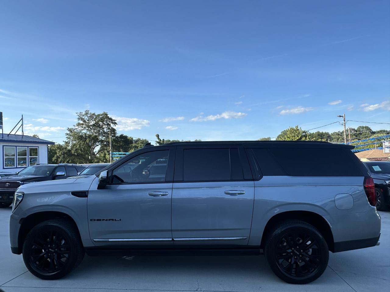 Used 2024 GMC Yukon XL Denali Ultimate AWD/4WD image 4