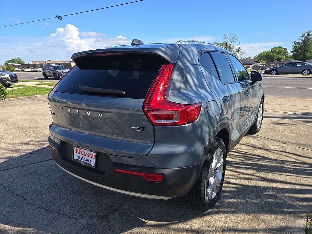 Used 2021 Volvo XC40 T5 Momentum image 5