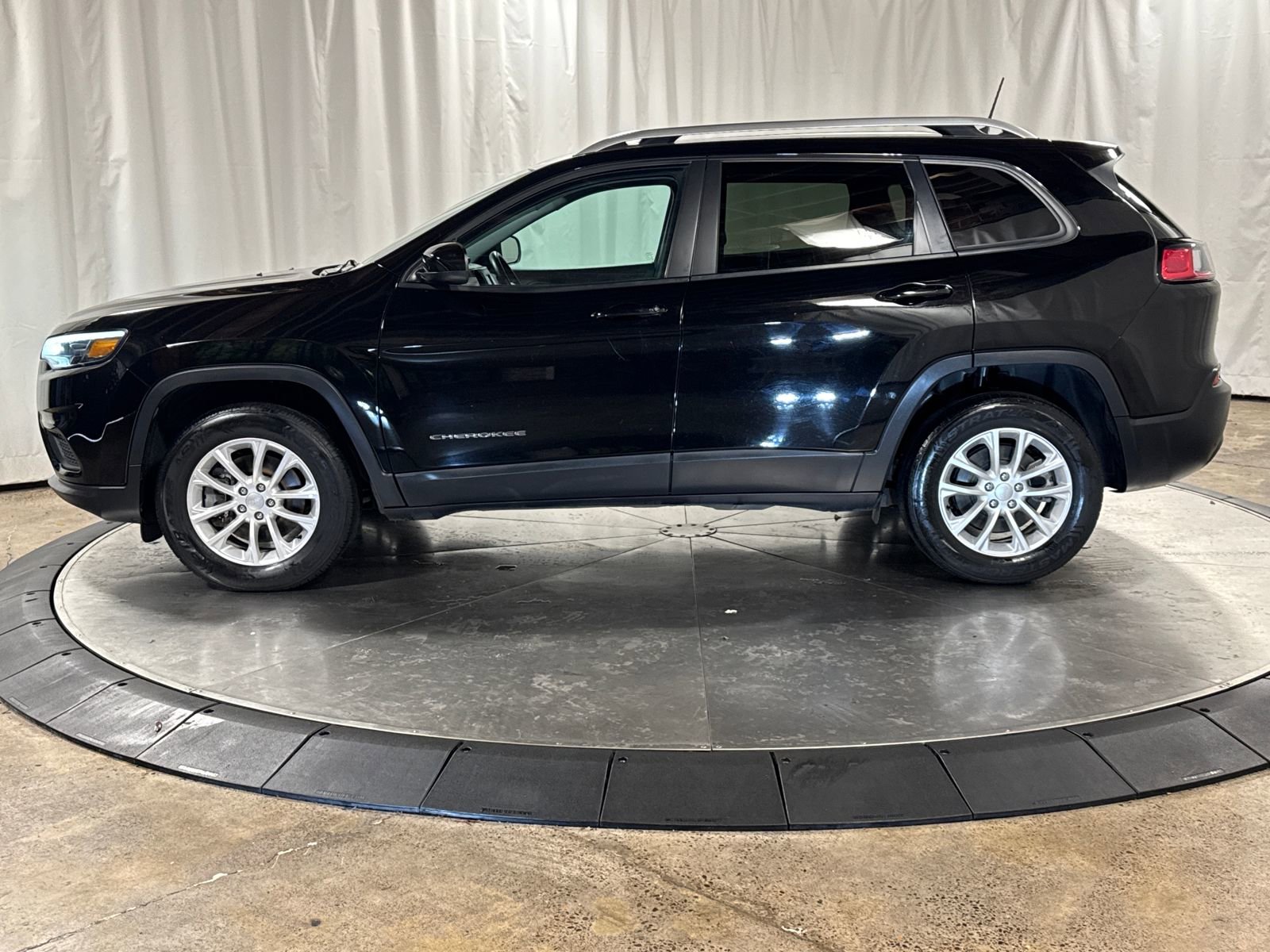 Used 2020 Jeep Cherokee Latitude w/ Cold Weather Group image 4