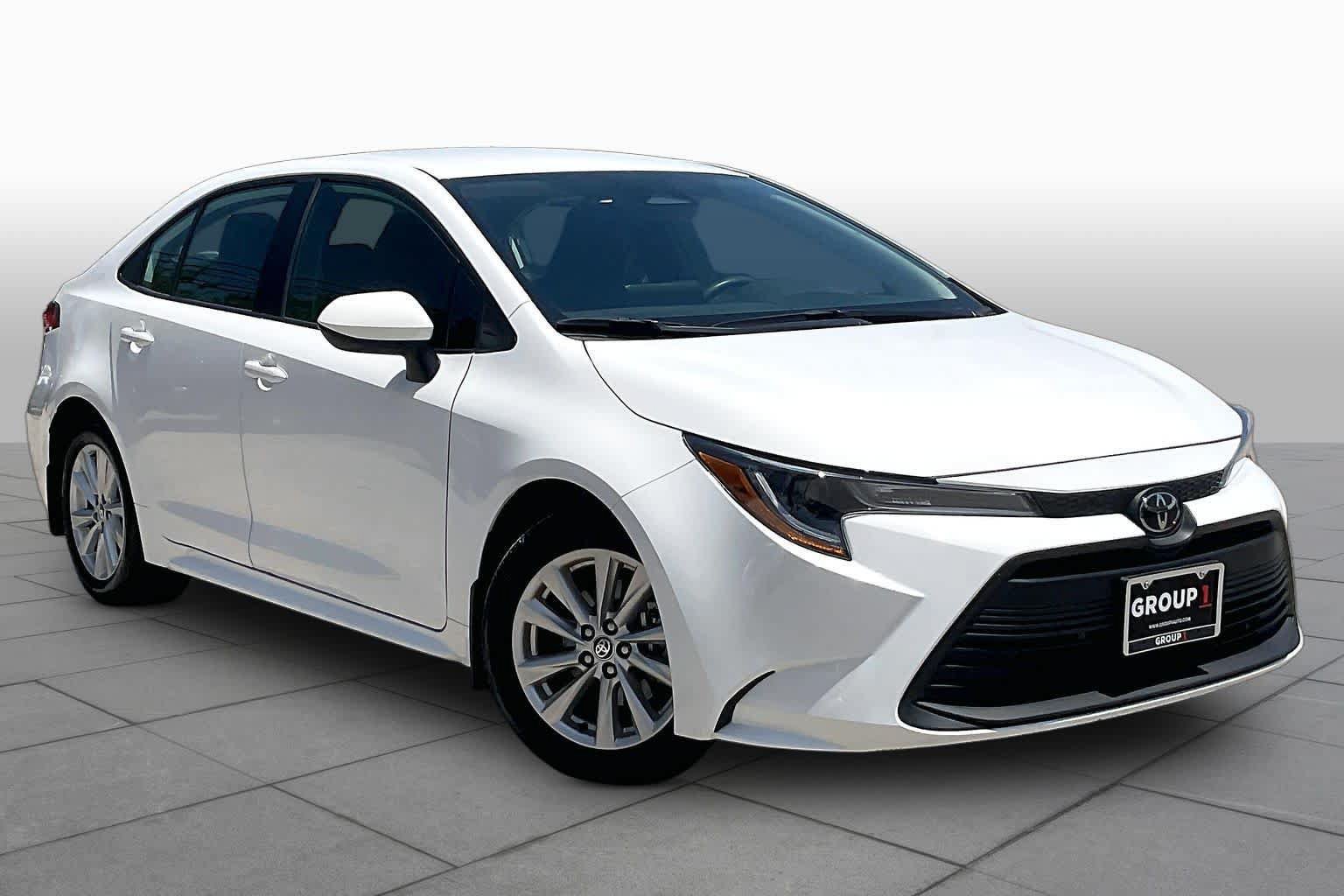 Used 2025 Toyota Corolla LE w/ LE Premium Package FWD image 3