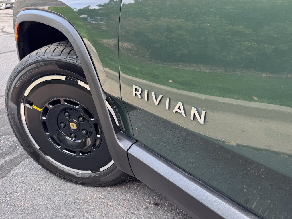 Used 2025 Rivian R1S Adventure Dual AWD/4WD image 18
