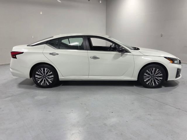 Used 2025 Nissan Altima 2.5 SV FWD image 13