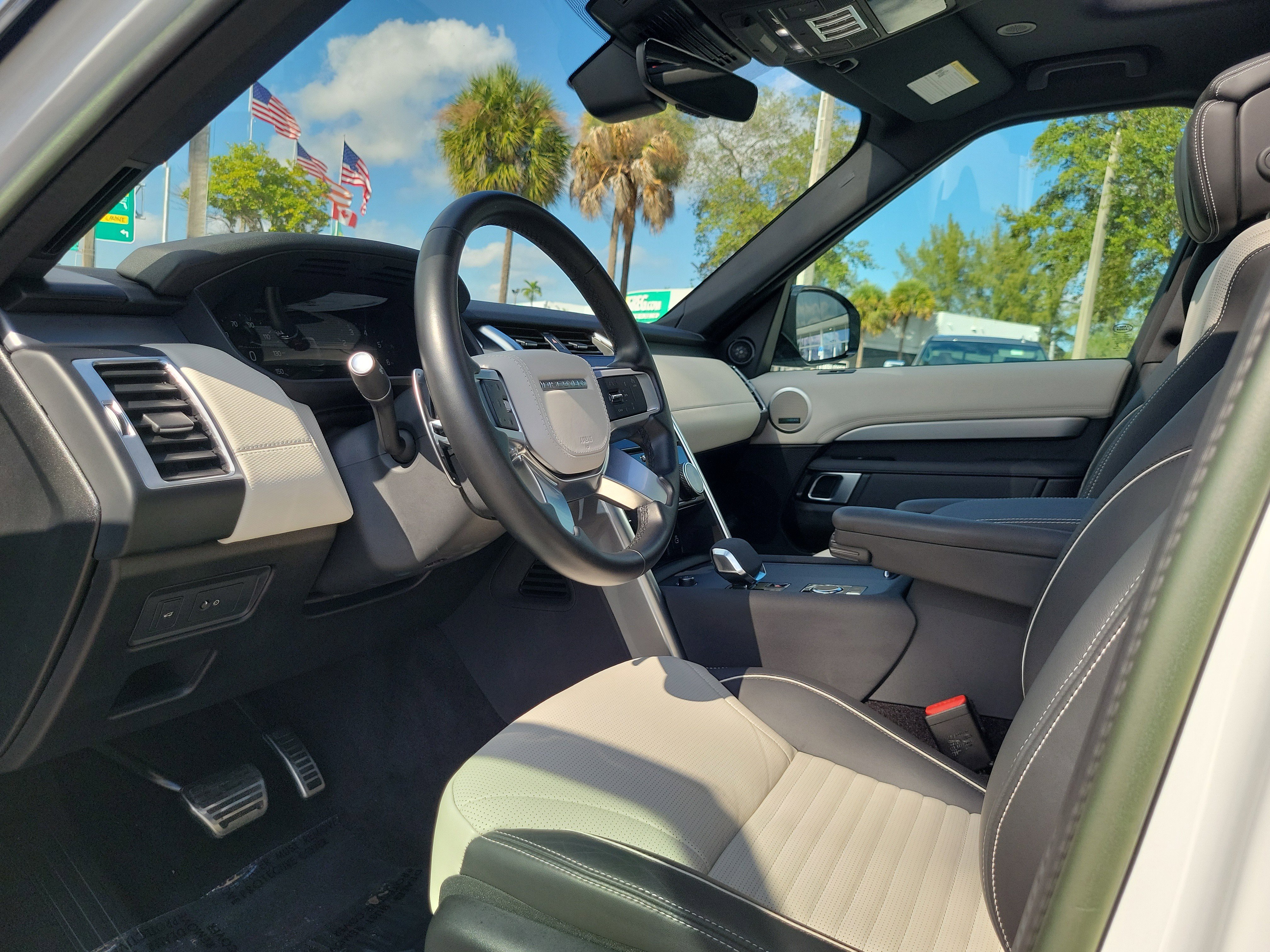 Used 2023 Land Rover Discovery HSE R-Dynamic image 9