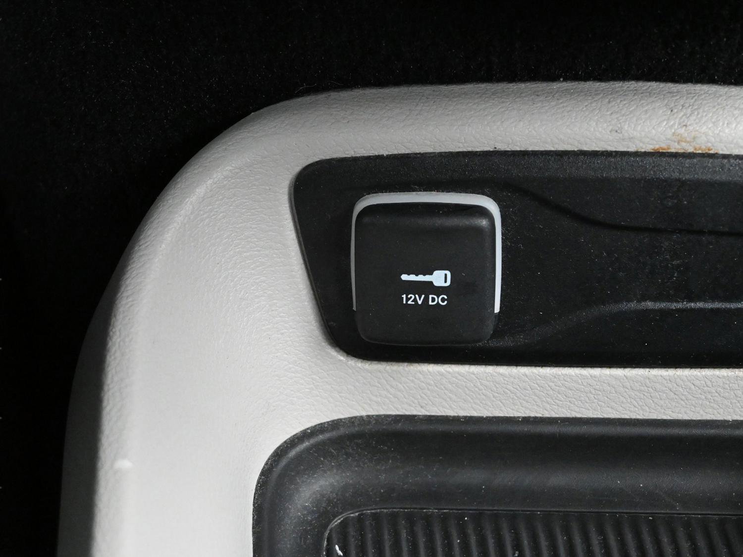 Used 2023 Chrysler Voyager LX image 29