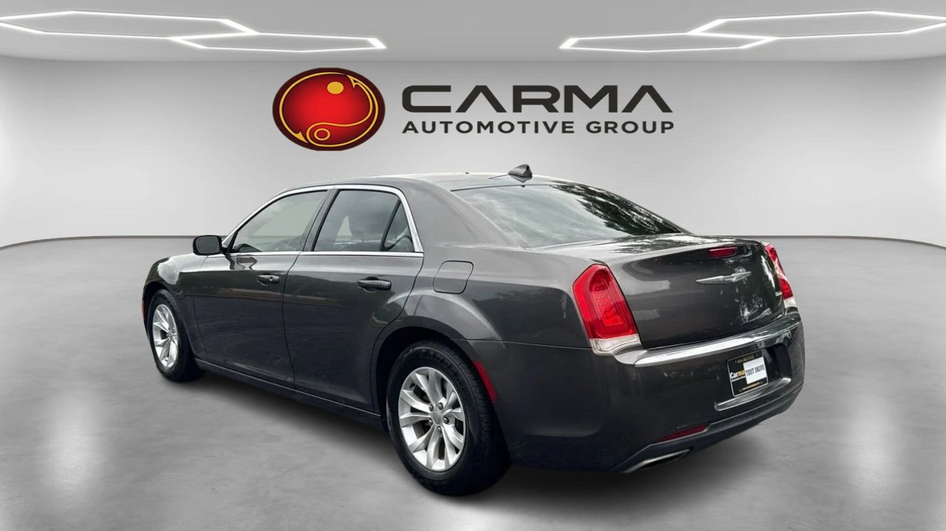 Used 2015 Chrysler 300 Limited RWD image 3