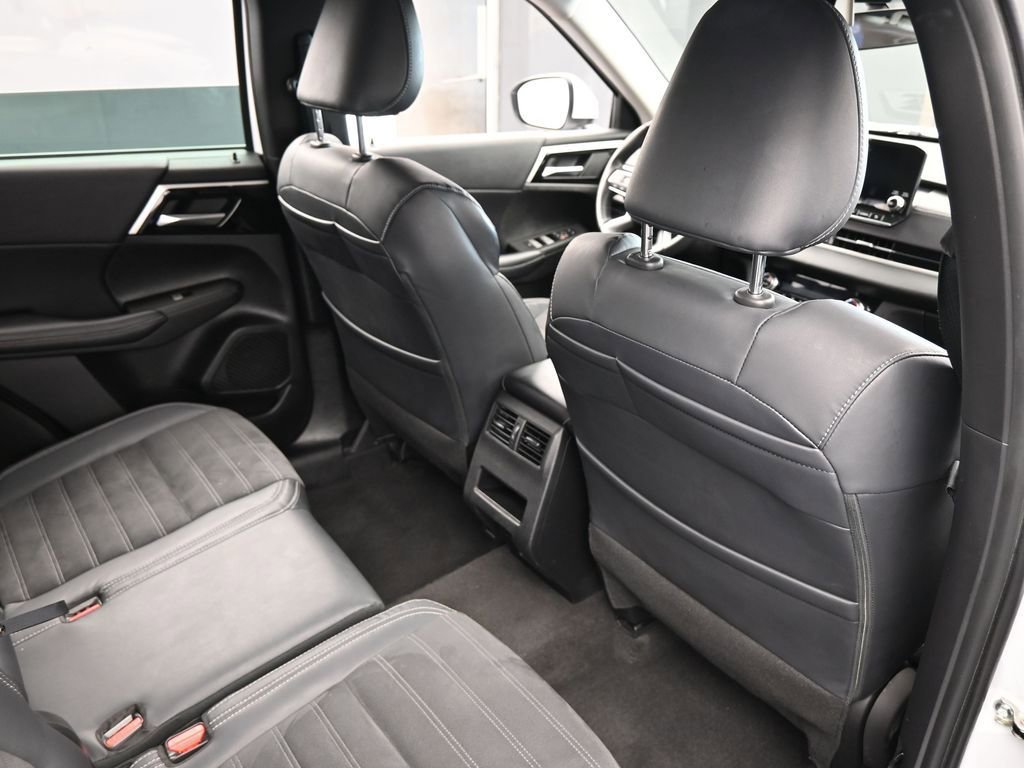 Used 2023 Mitsubishi Outlander SE image 48