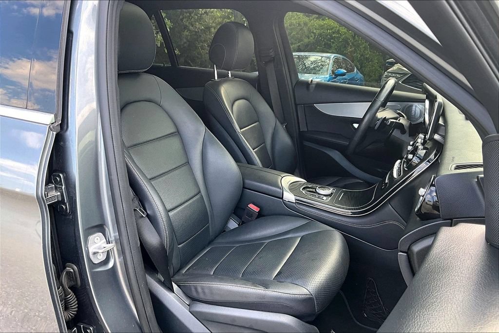 Used 2019 Mercedes-Benz GLC 350e 4MATIC w/ Premium Package image 9