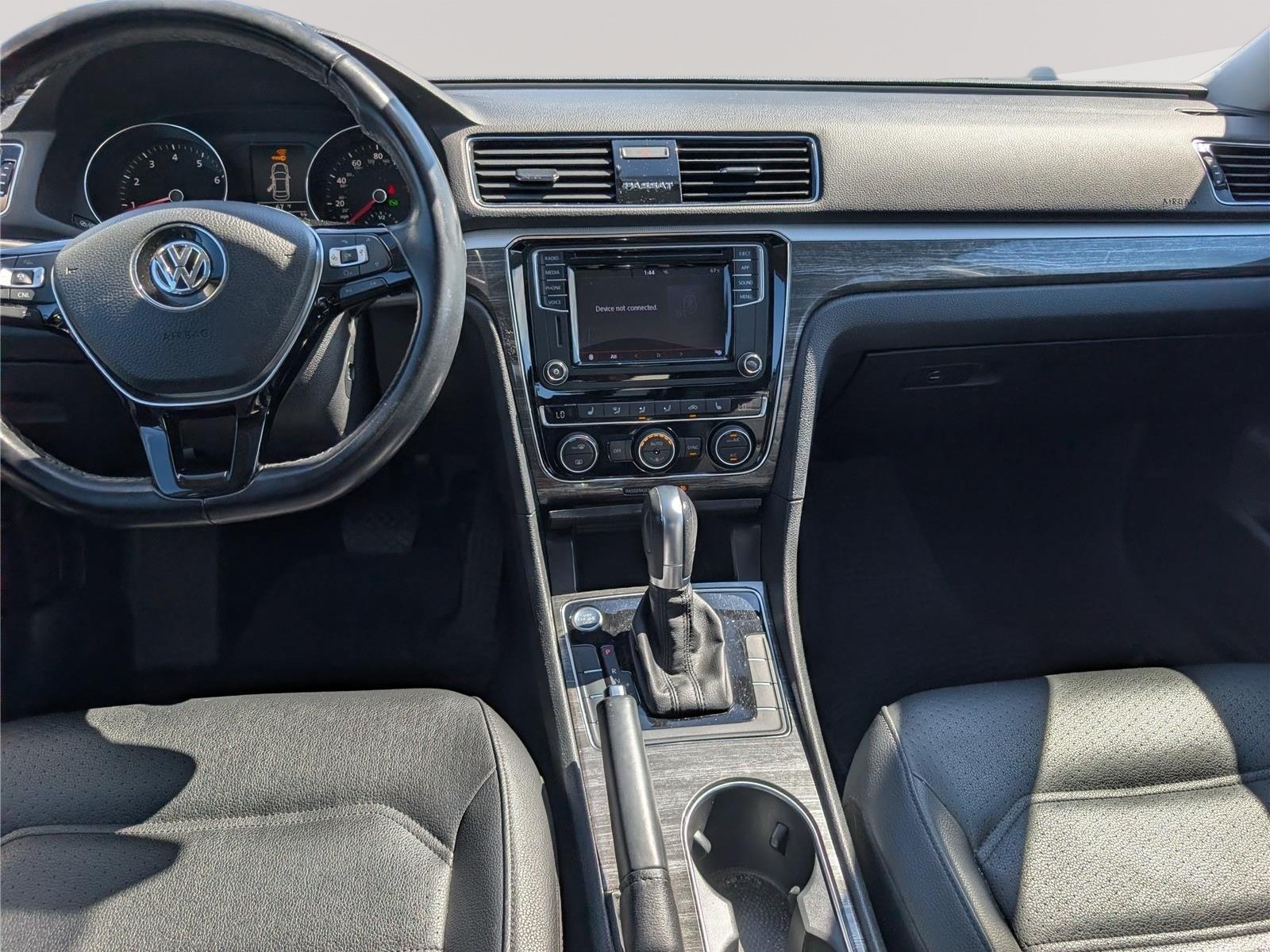 Used 2018 Volkswagen Passat 2.0T SE FWD image 18