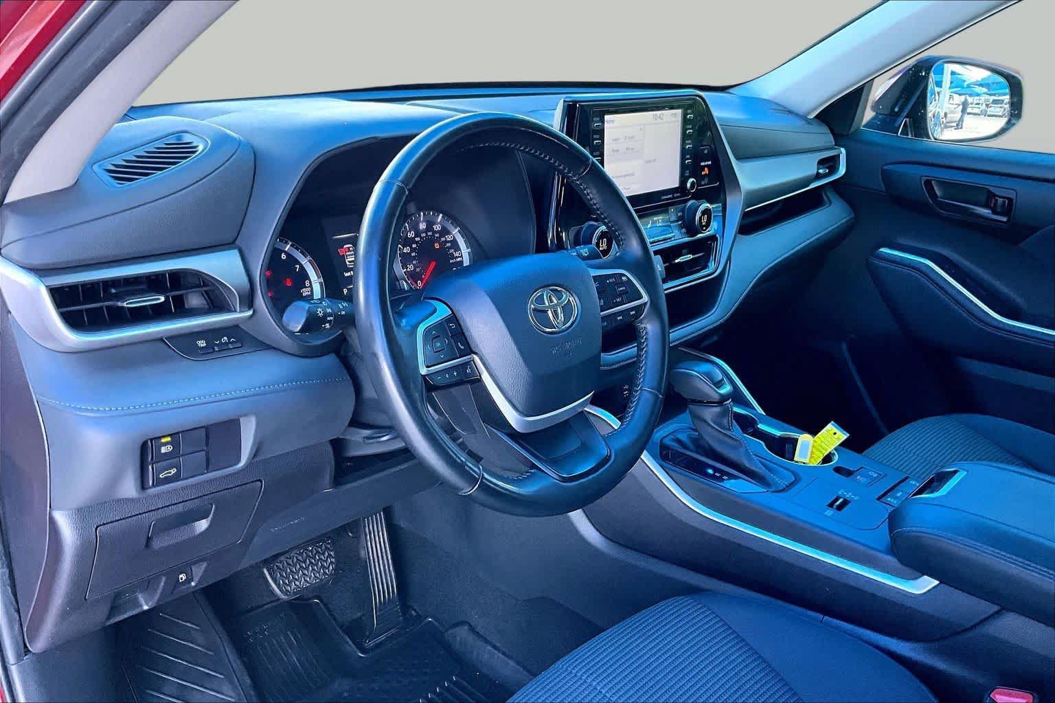 Used 2022 Toyota Highlander LE FWD image 17