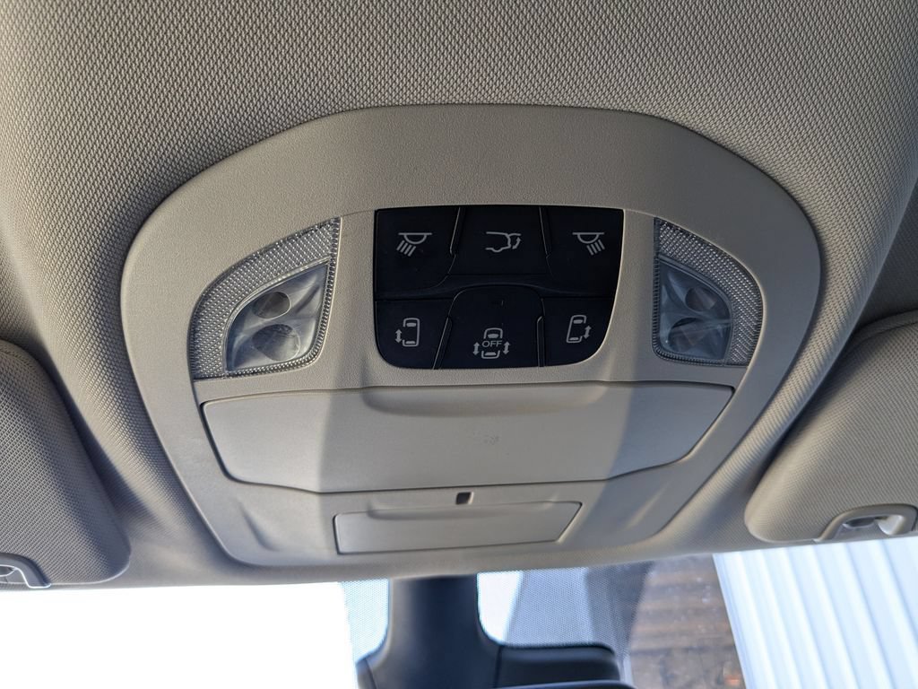 Used 2024 Chrysler Pacifica Touring-L FWD image 22
