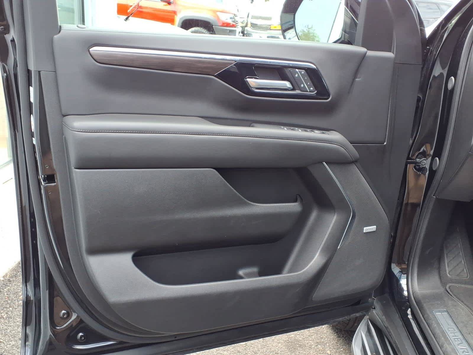 Used 2026 Chevrolet Suburban LT w/ Comfort Package AWD/4WD image 10