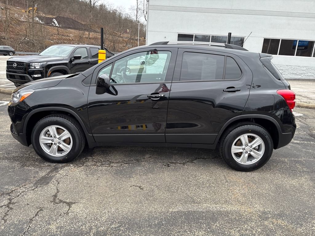 Certified 2022 Chevrolet Trax LT w/ LT Convenience Package image 3