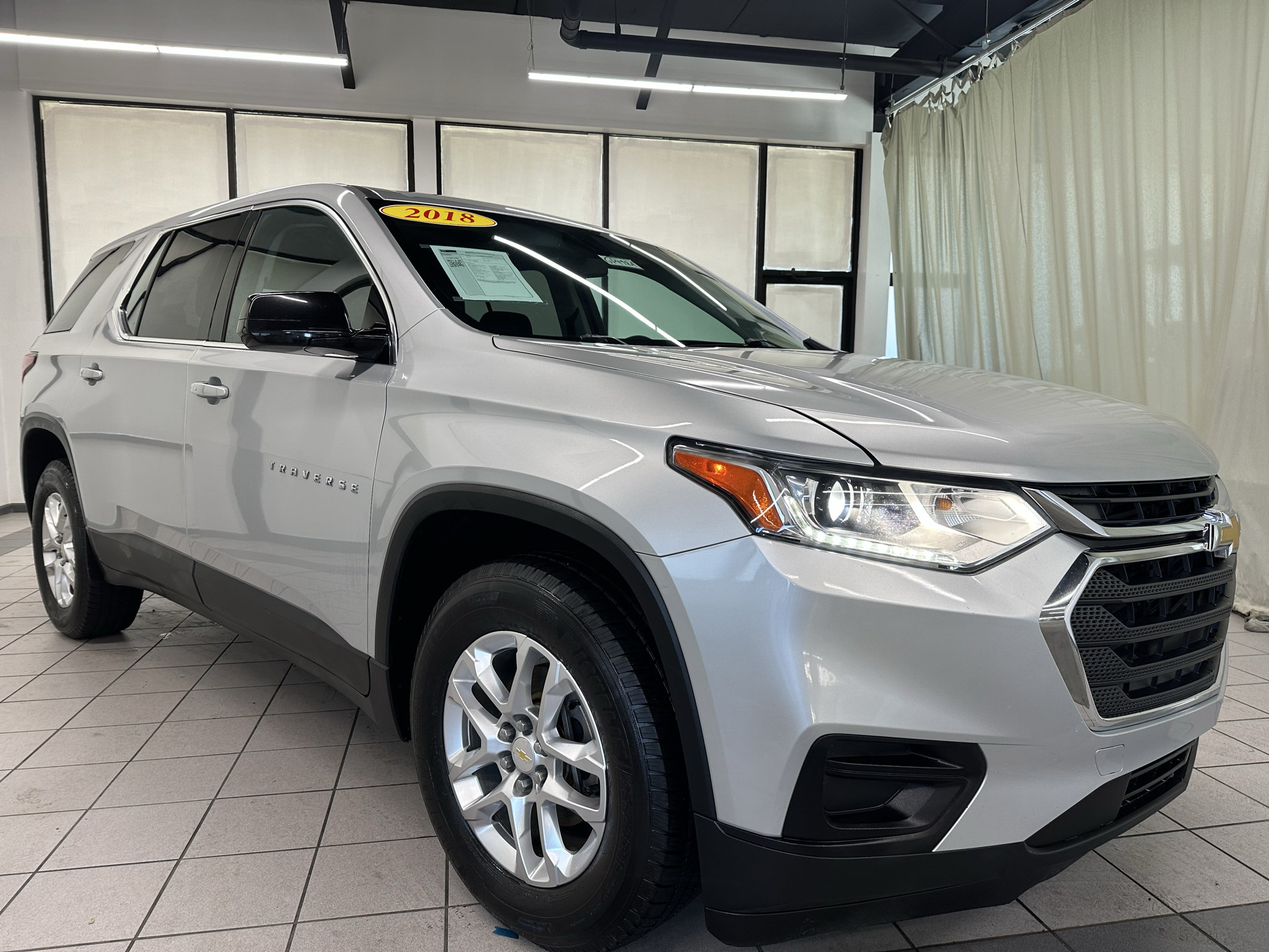 Used 2018 Chevrolet Traverse LS FWD image 2