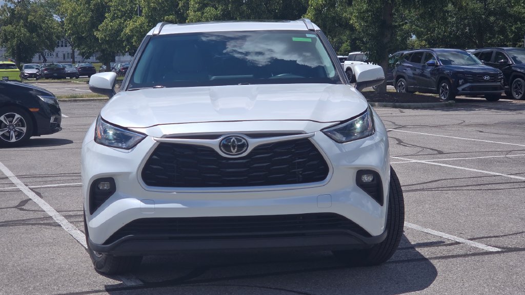 Used 2023 Toyota Highlander XLE FWD image 3
