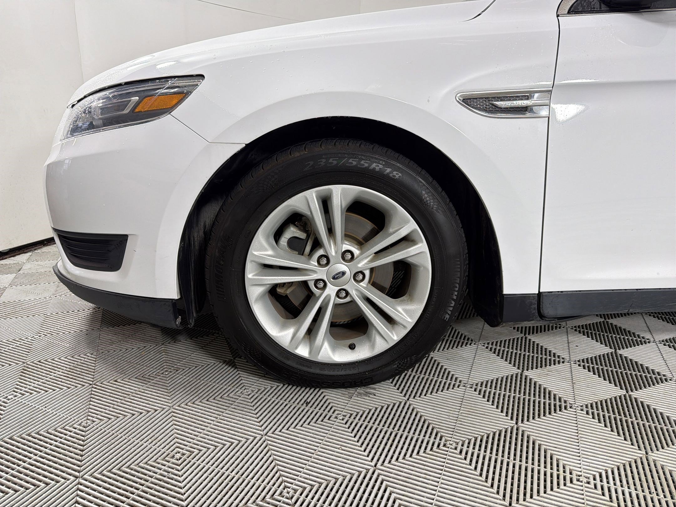 Used 2018 Ford Taurus SE FWD image 12