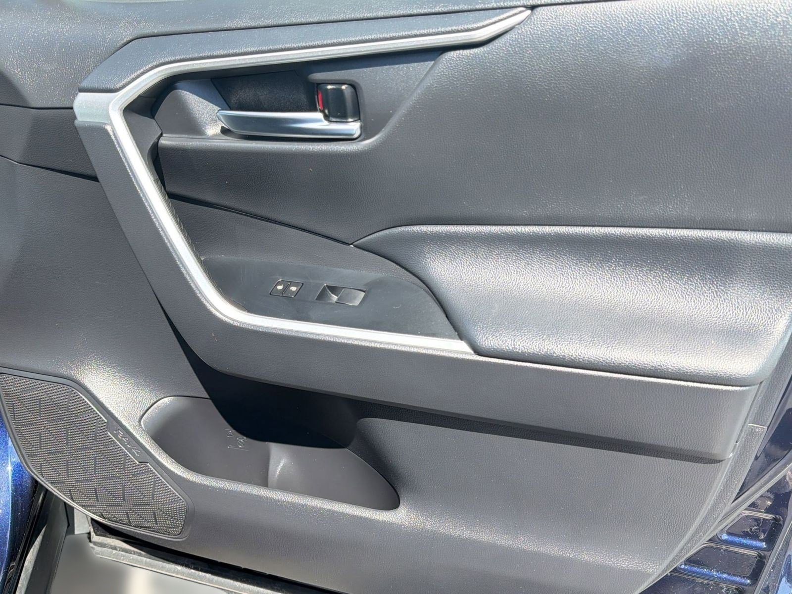 Used 2021 Toyota RAV4 XLE Premium image 33