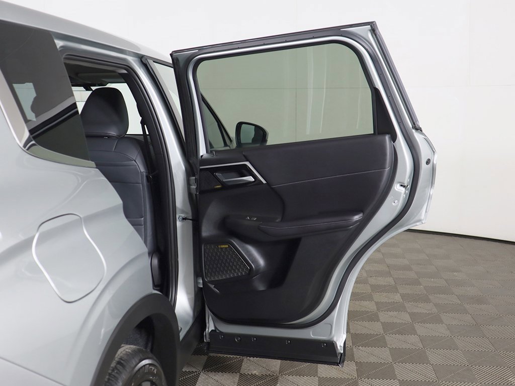 New 2025 Mitsubishi Outlander SE image 25