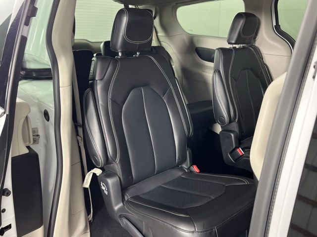 Used 2023 Chrysler Pacifica Touring-L image 33