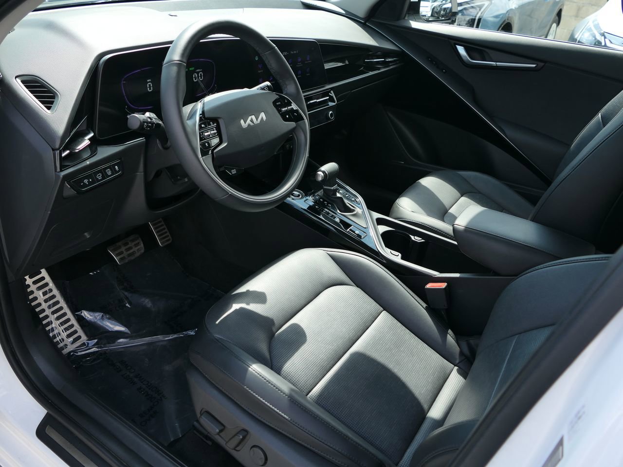 Used 2023 Kia Niro SX Touring image 11