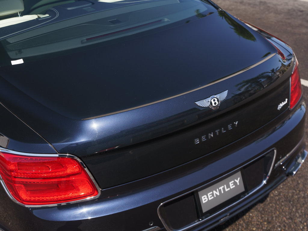 Used 2023 Bentley Flying Spur Plug-In Hybrid AWD/4WD image 30