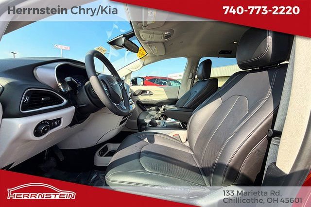 Used 2024 Chrysler Pacifica Touring-L image 19