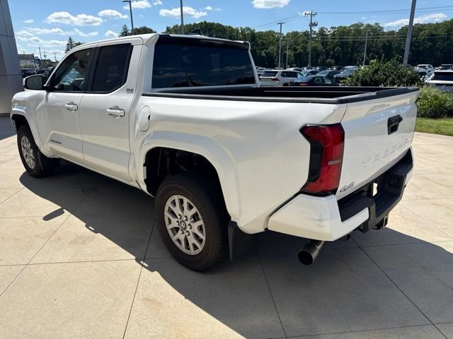 Used 2025 Toyota Tacoma SR5 AWD/4WD image 5