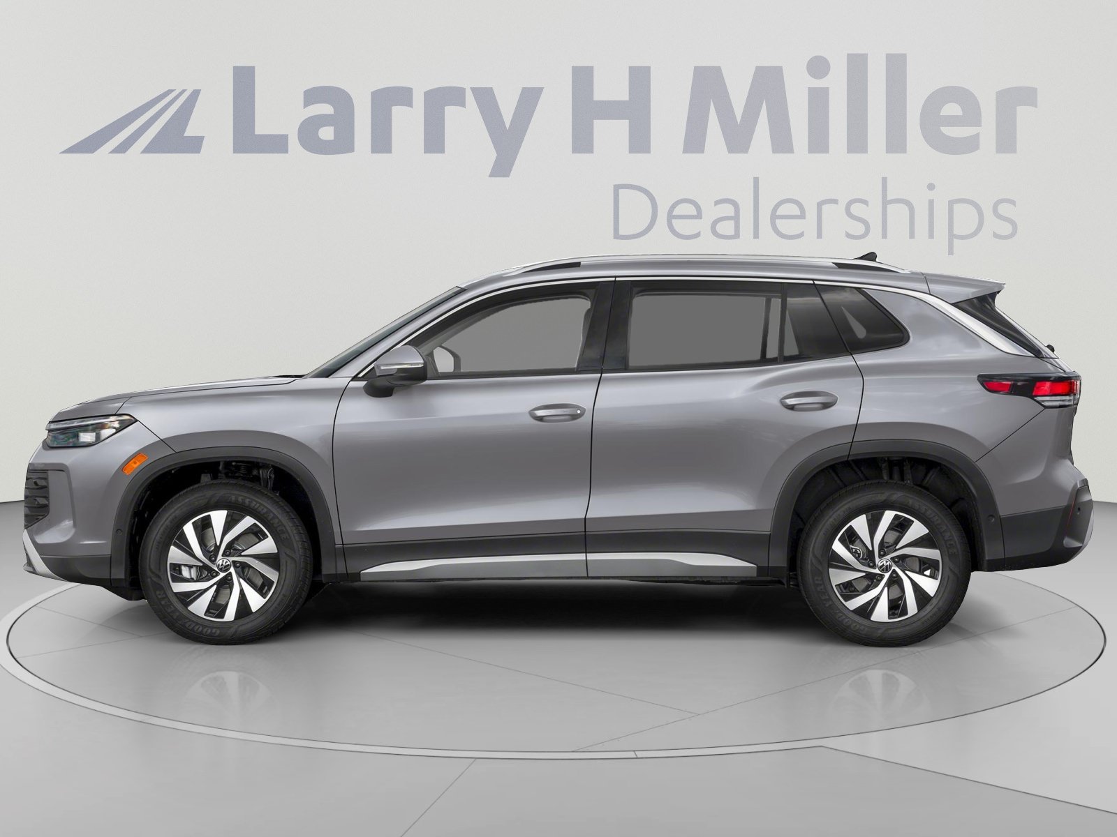 Used 2025 Volkswagen Tiguan S AWD/4WD image 3