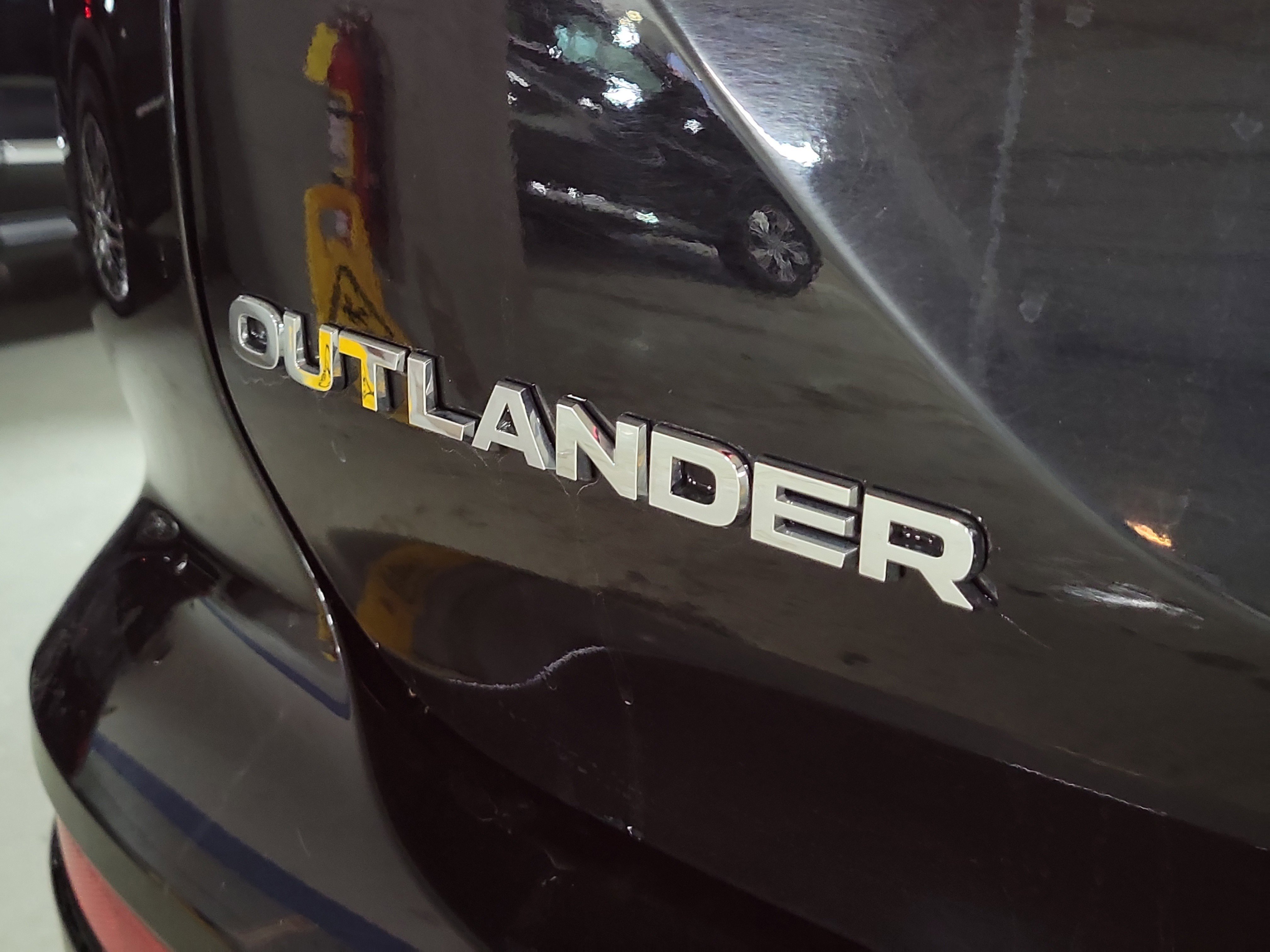 Used 2025 Mitsubishi Outlander SE image 8