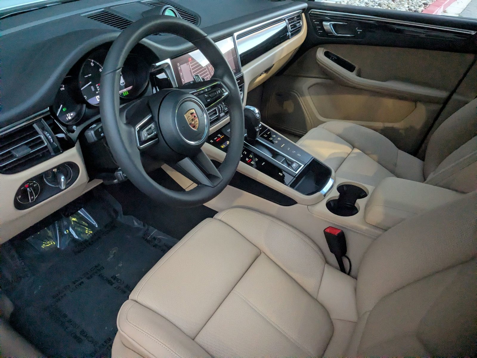 Certified 2026 Porsche Macan AWD/4WD image 4