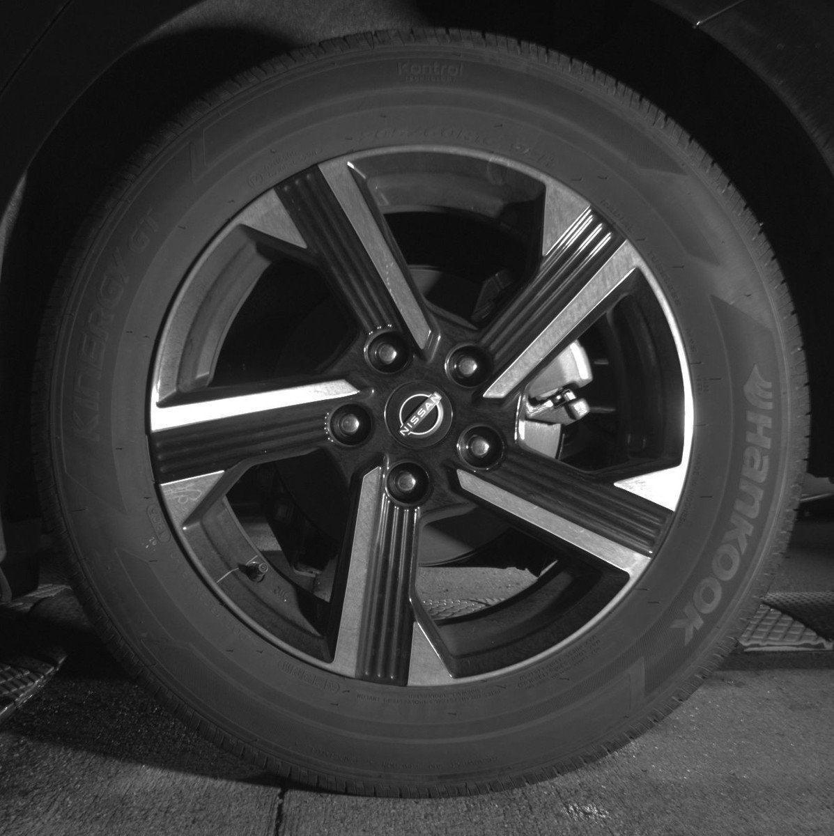 Used 2025 Nissan Sentra SV FWD image 14