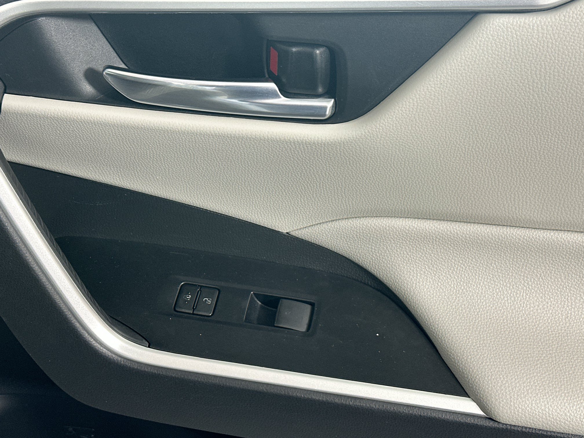 Used 2021 Toyota RAV4 XLE w/ Convenience Package FWD image 29