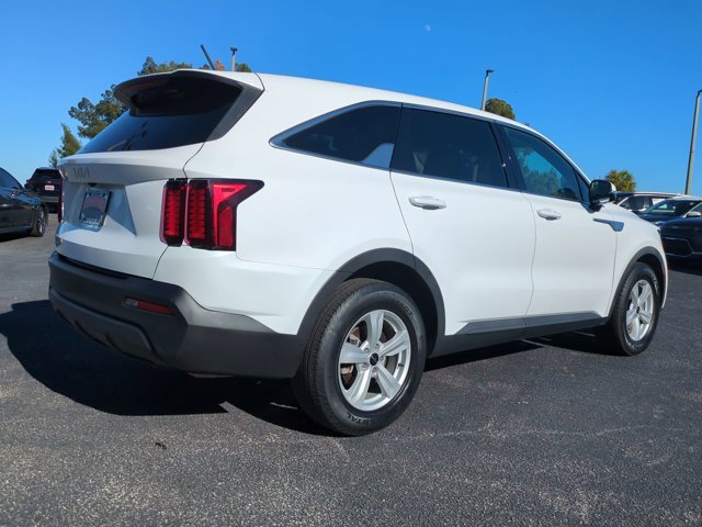 Used 2023 Kia Sorento LX image 4