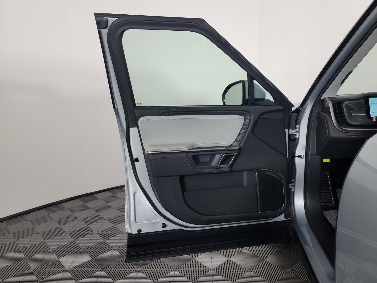 Used 2024 Rivian R1S Adventure AWD/4WD image 16