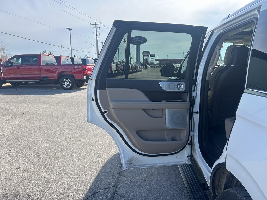 Used 2023 Lincoln Navigator Reserve image 14
