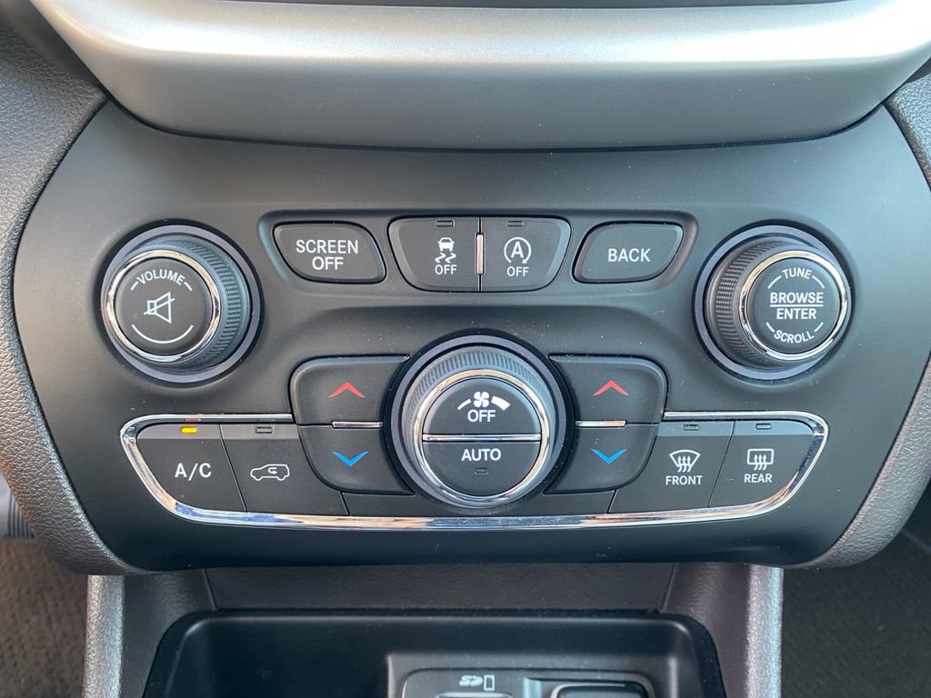 Used 2017 Jeep Cherokee Overland AWD/4WD image 25
