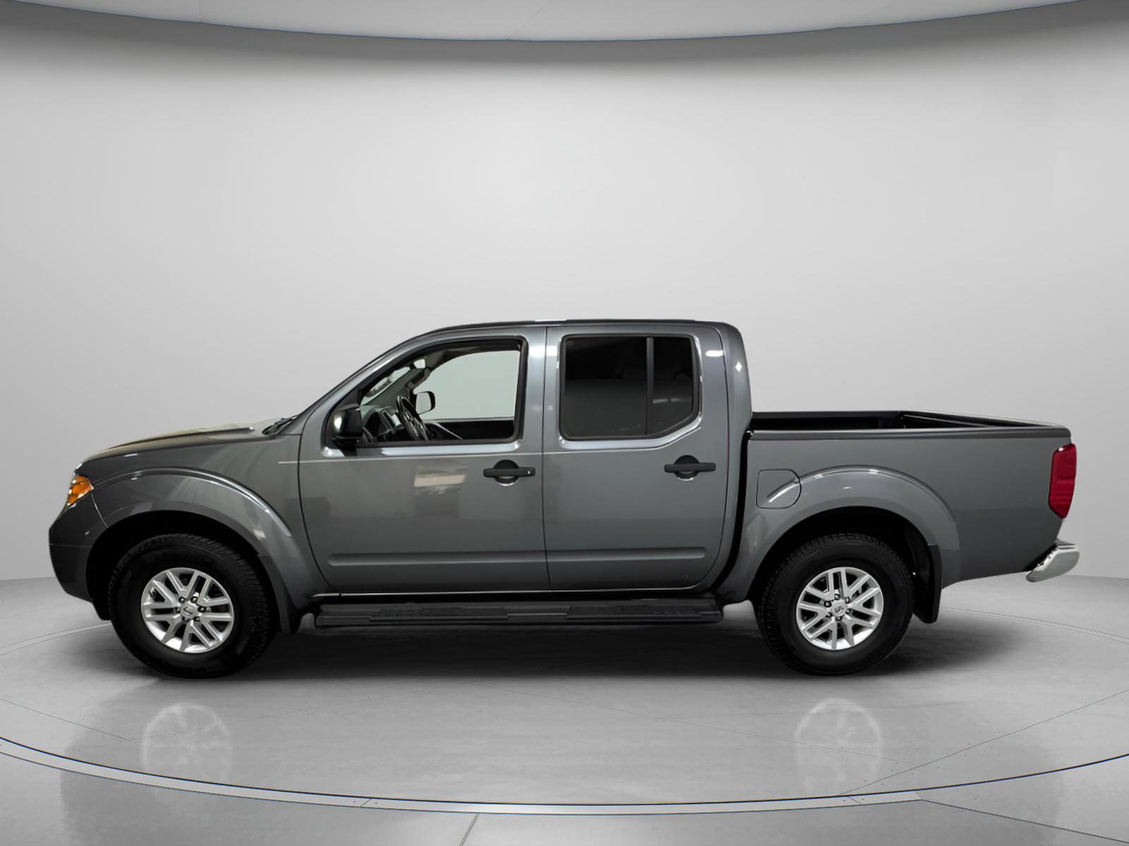 Used 2016 Nissan Frontier SV image 2