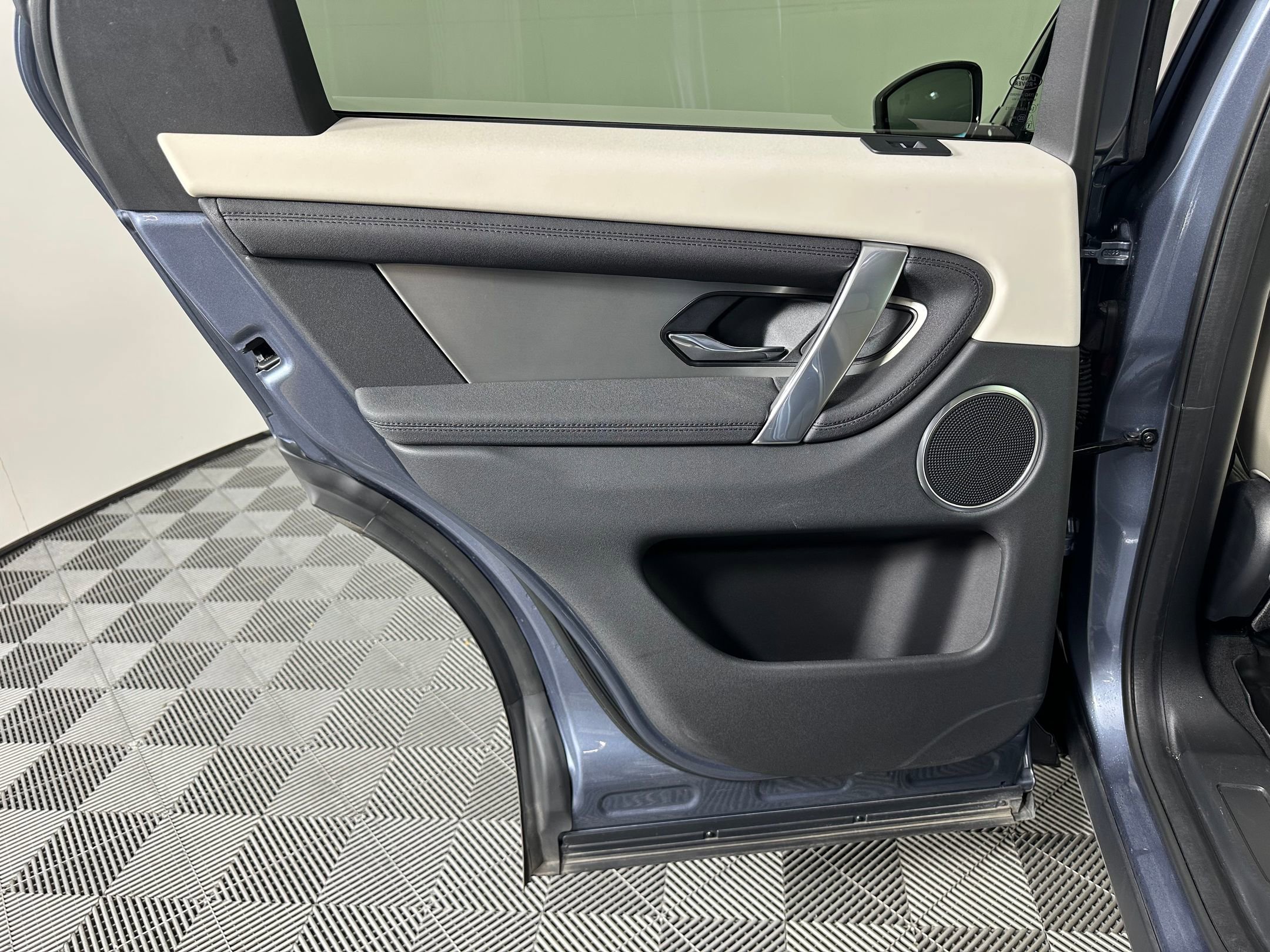 Used 2023 Land Rover Discovery Sport S image 25